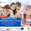 Plakat informuje o projekcie edukacyjnym dla przedszkola. Na górze znajduje się logo miasta Jastrzębie-Zdrój. W centralnej części widzimy grupę dzieci w wieku przedszkolnym, które z uśmiechem bawią się kolorowymi klockami, przykładając je do oczu jak okulary. Na plakacie umieszczono tekst: „STARTUJEMY! AKADEMIA SUPER PRZEDSZKOLAKA w 15-tce. Wsparcie edukacji przedszkolnej w Publicznym Przedszkolu nr 15 w Jastrzębiu-Zdroju”. Na dole znajdują się logotypy: Funduszy Europejskich, Rzeczypospolitej Polskiej, Unii Europejskiej i Województwa Śląskiego. Plakat promuje projekt współfinansowany z funduszy unijnych.