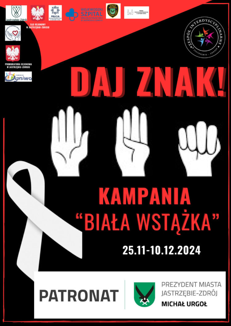 Plakat promuje kampanię „Biała Wstążka” trwającą od 25 listopada do 10 grudnia 2024 roku, mającą na celu przeciwdziałanie przemocy. Na czarnym tle umieszczono biały symbol dłoni w czterech gestach sygnalizujących potrzebę pomocy. U góry widnieje hasło „DAJ ZNAK!” napisane dużymi, czerwonymi literami. Po lewej stronie znajduje się symbol białej wstążki, która symbolizuje sprzeciw wobec przemocy. Na górze plakatu umieszczono logotypy organizatorów i partnerów, w tym miasta Jastrzębie-Zdrój, Sądu Rejonowego, Policji, Prokuratury Rejonowej, Wojewódzkiego Szpitala Specjalistycznego w Jastrzębiu-Zdroju, Straży Miejskiej oraz Zespołu Interdyscyplinarnego. Na dole znajduje się napis „PATRONAT” oraz logo miasta Jastrzębie-Zdrój z podpisem „Prezydent Miasta Jastrzębie-Zdrój Michał Urgoł”. Plakat jest częścią działań edukacyjnych i profilaktycznych mających na celu zwiększenie świadomości społecznej na temat przemocy.