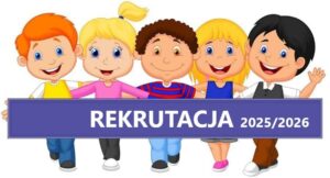 Obrazek przedstawia pięcioro rysunkowych dzieci stojących obok siebie, trzymających duży fioletowy baner z napisem "REKRUTACJA 2025/2026". Dzieci mają różne kolory włosów i stylizacje ubrań, a na ich twarzach widać radość i podekscytowanie. Baner sugeruje, że obrazek jest związany z rekrutacją lub zapisami na rok szkolny 2025/2026. Ten obrazek jest odpowiedni do promowania lub ogłaszania nadchodzącego okresu zapisów do szkoły lub programu edukacyjnego.